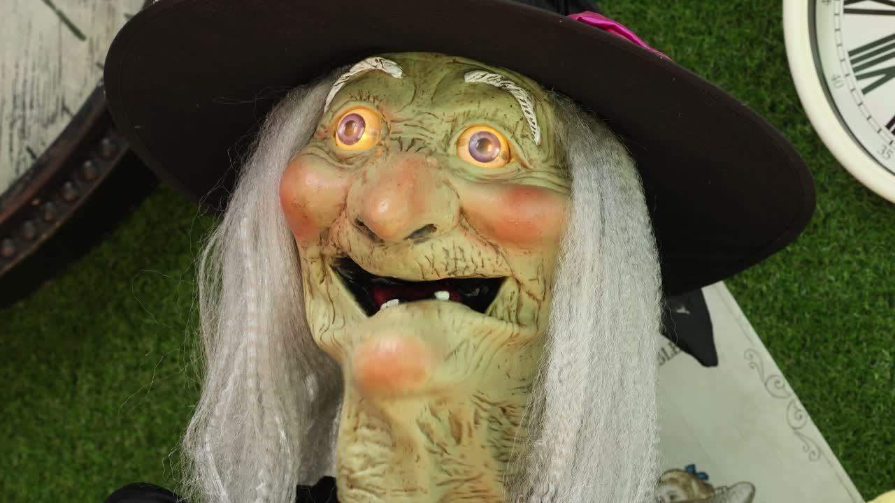 figura di strega con espressioni facciali mutevoli.