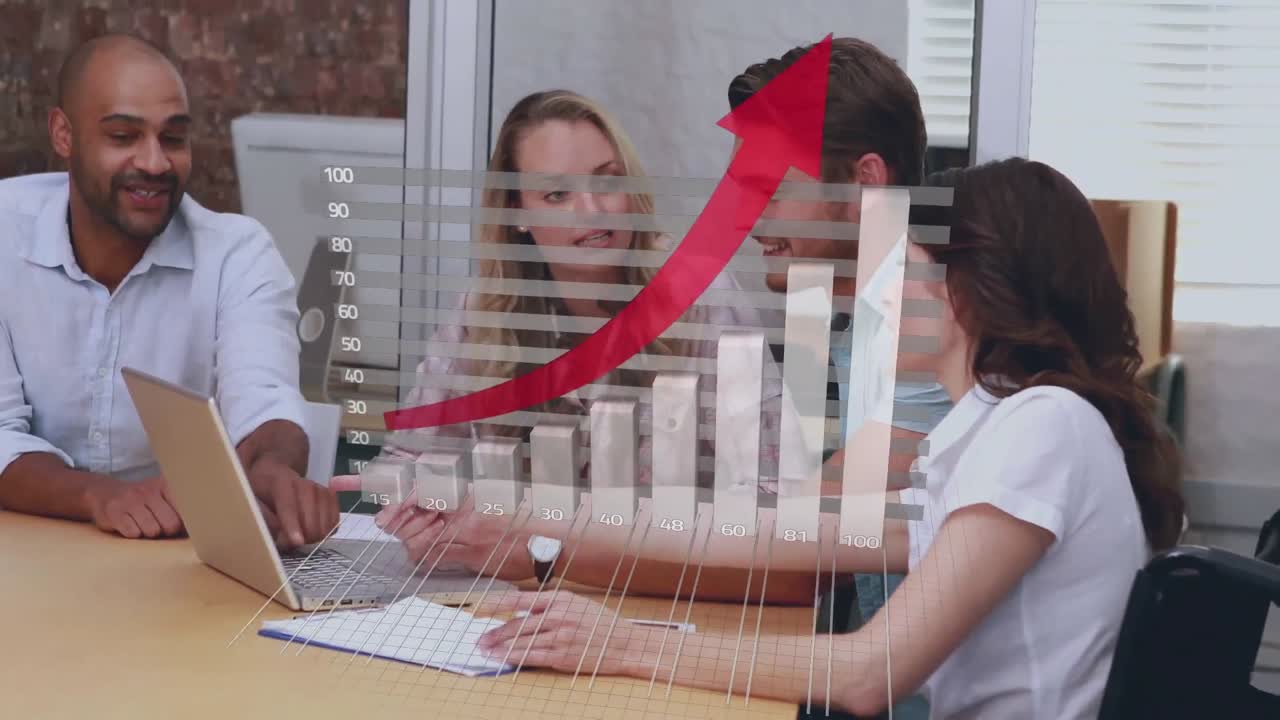 Animación de procesamiento de datos financieros con una flecha sobre profesionales diversos.