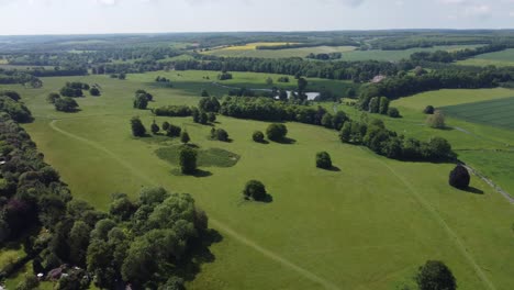 video de dron de 4k de una casa de aspecto majestuoso en el pueblo de bridge cerca de canterbury