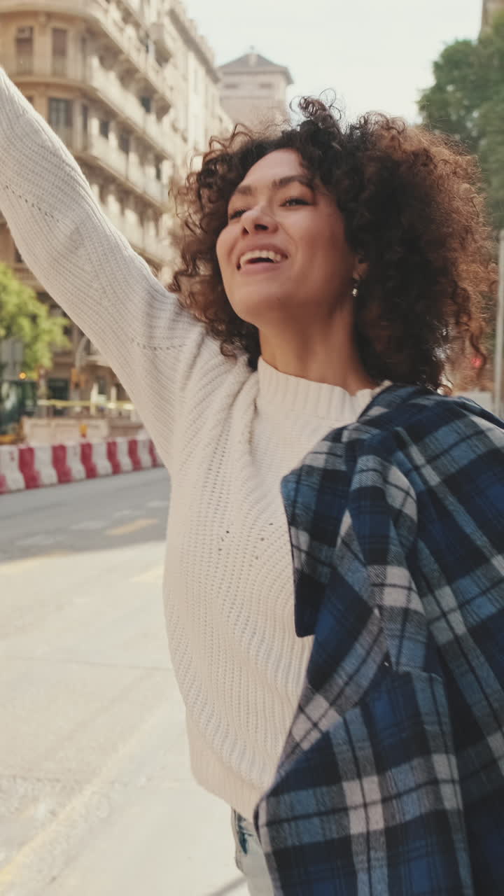 mujer con cabello rizado en la ciudad