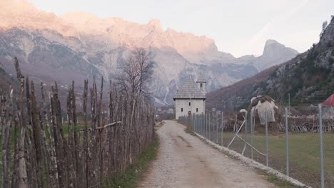 Schönes-Theth-tal-Und-Die-Thethi-kirche-In-Den-Albanischen-Alpen-Albaniens