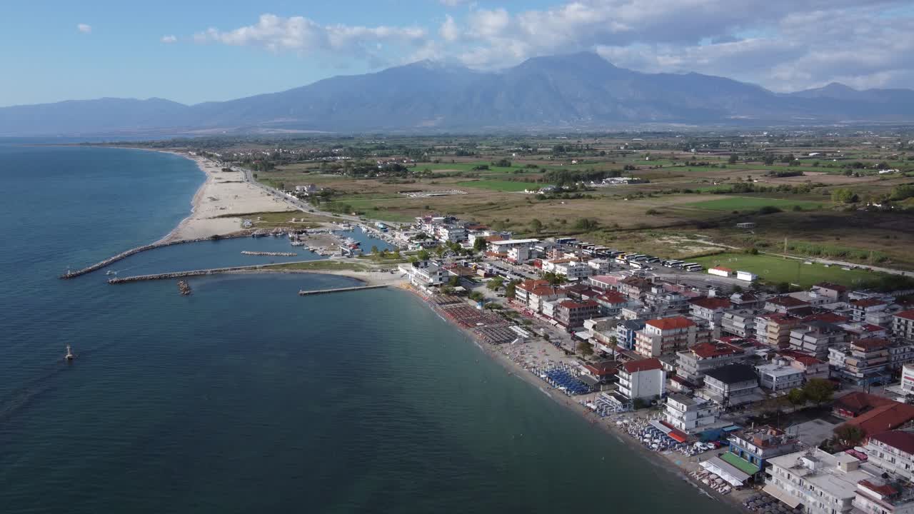 vista aérea de paralia katerini con el monte olimpo en el fondo, grecia