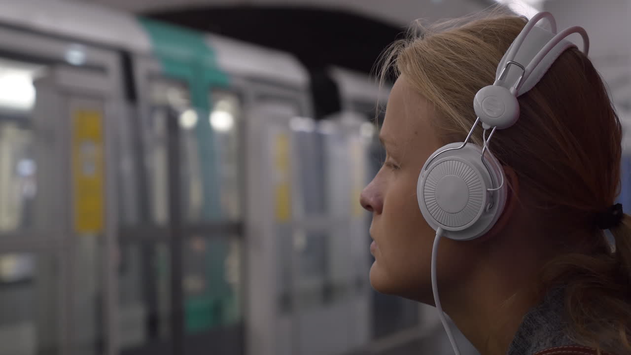 Donna che ascolta musica in metropolitana