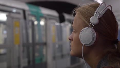 mujer escuchando música en el metro