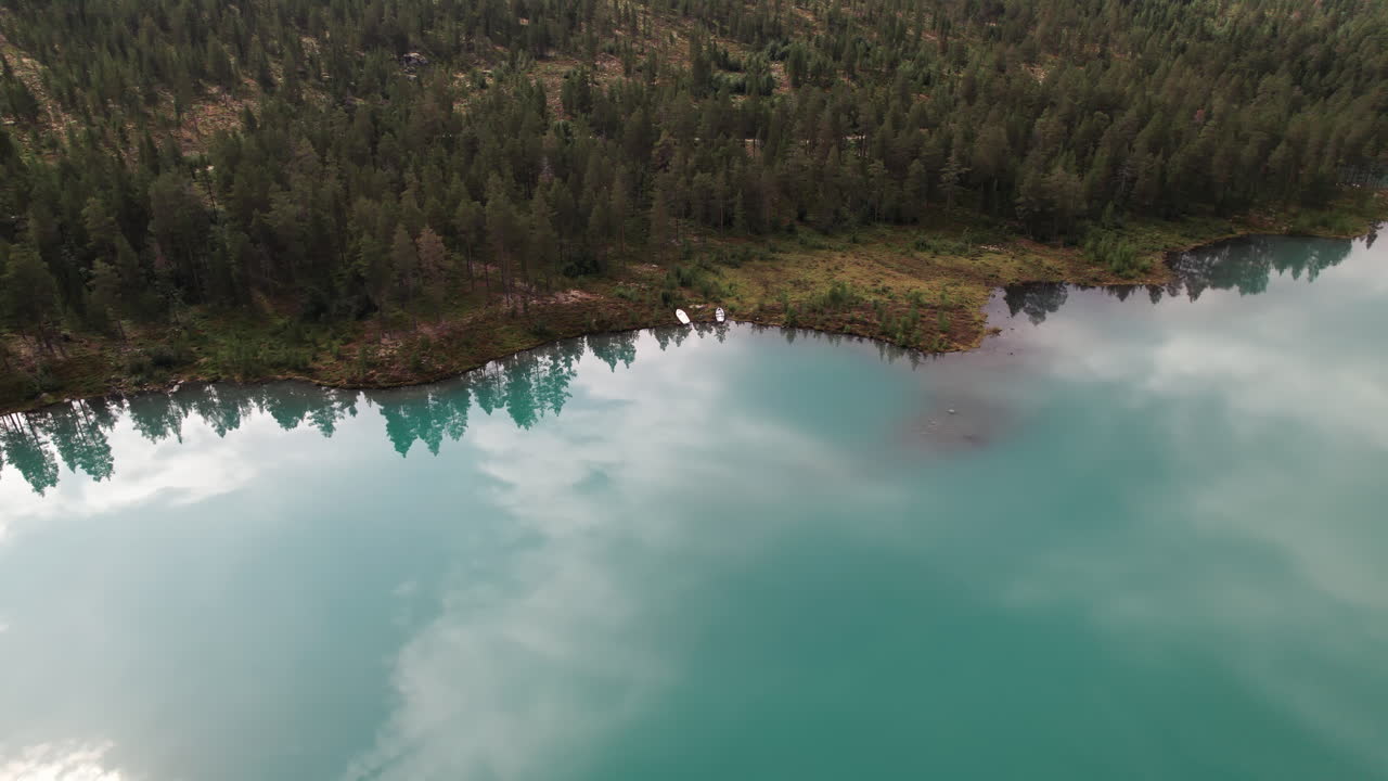 impresionante vista aérea de un lago azul turquesa con una hermosa costa en noruega, árboles que se reflejan en el agua tranquila, bosque noruego, escandinavia