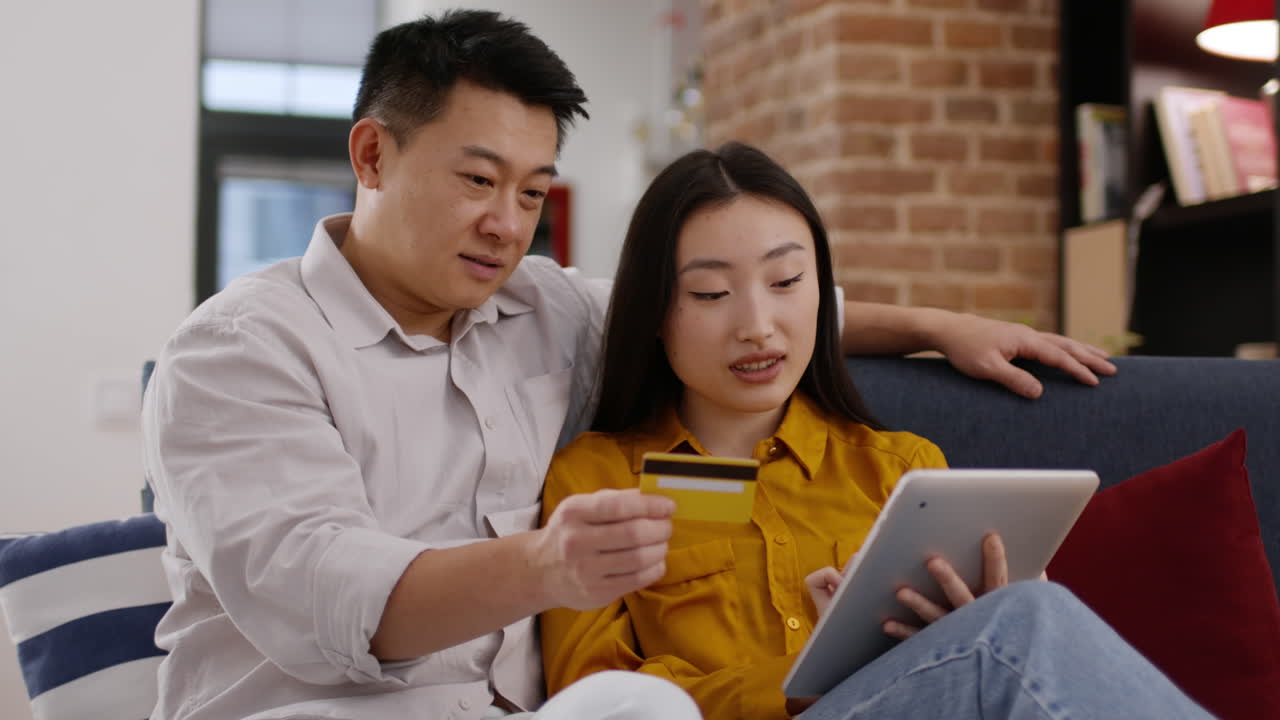 一對情侶在網上購物