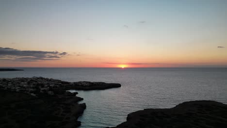 Atemberaubender-Anblick-Der-Sonne,-Die-Am-Horizont-Von-Der-Insel-Cala-Petita-Auf-Mallorca,-Spanien,-Aufgeht