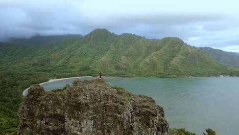 Drohnenschuss,-Der-Ein-Paar-Wanderer-Umkreist,-Die-Auf-Der-Spitze-Der-Klippen-Auf-Der-Kauernden-Löwenwanderung-Auf-Oahu,-Hawaii,-Stehen