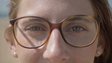 una foto recortada de un hermoso rostro femenino con gafas.