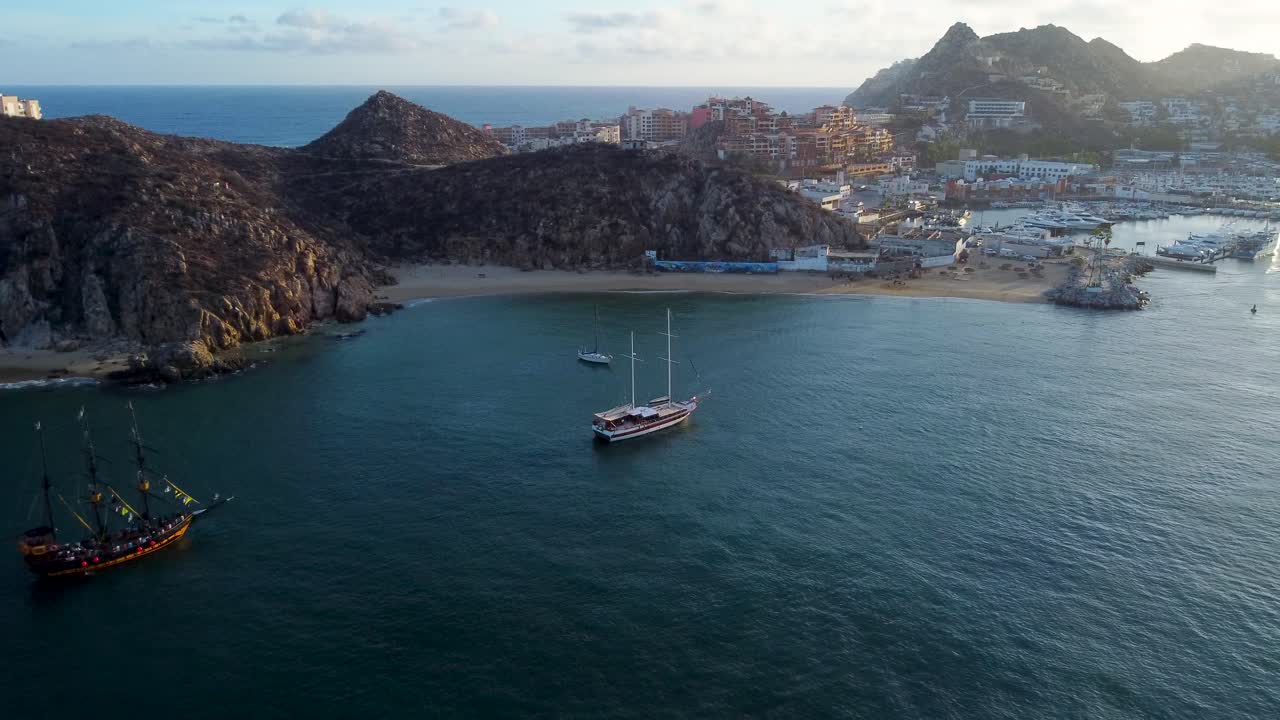 바다 한가운데 개인 보트, 일몰 빛, 배경에 암석 형성