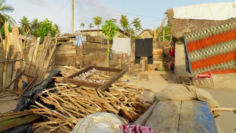 Trockener-Fisch-Unter-Der-Sonne-Afrikas-In-Einem-Abgelegenen-Ländlichen-Traditionellen-Dorf-In-Ghana,-Afrika