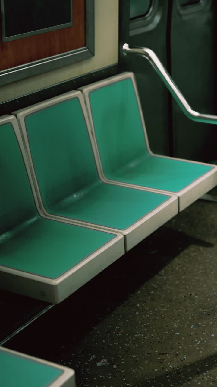 日中の都市部を走る公共交通機関の車内にある座席
