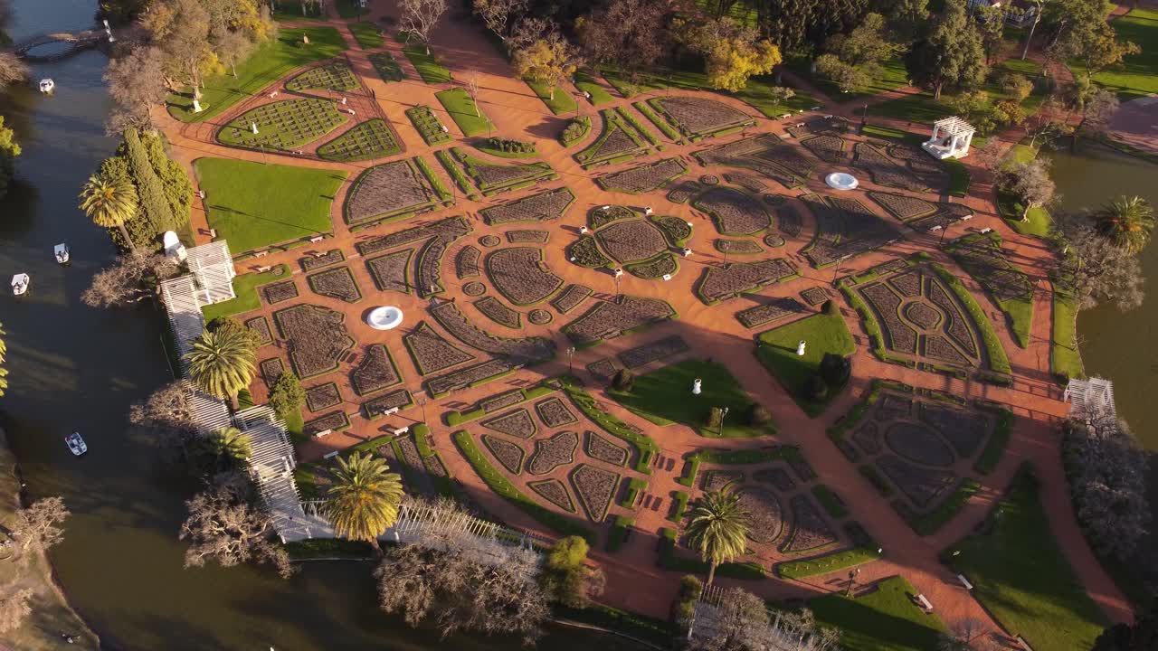 아르헨티나 부에노스아이레스 파르케 트레스 데 페브레로(parque tres de febrero)의 아름다운 장미 정원을 내려다보는 조감도