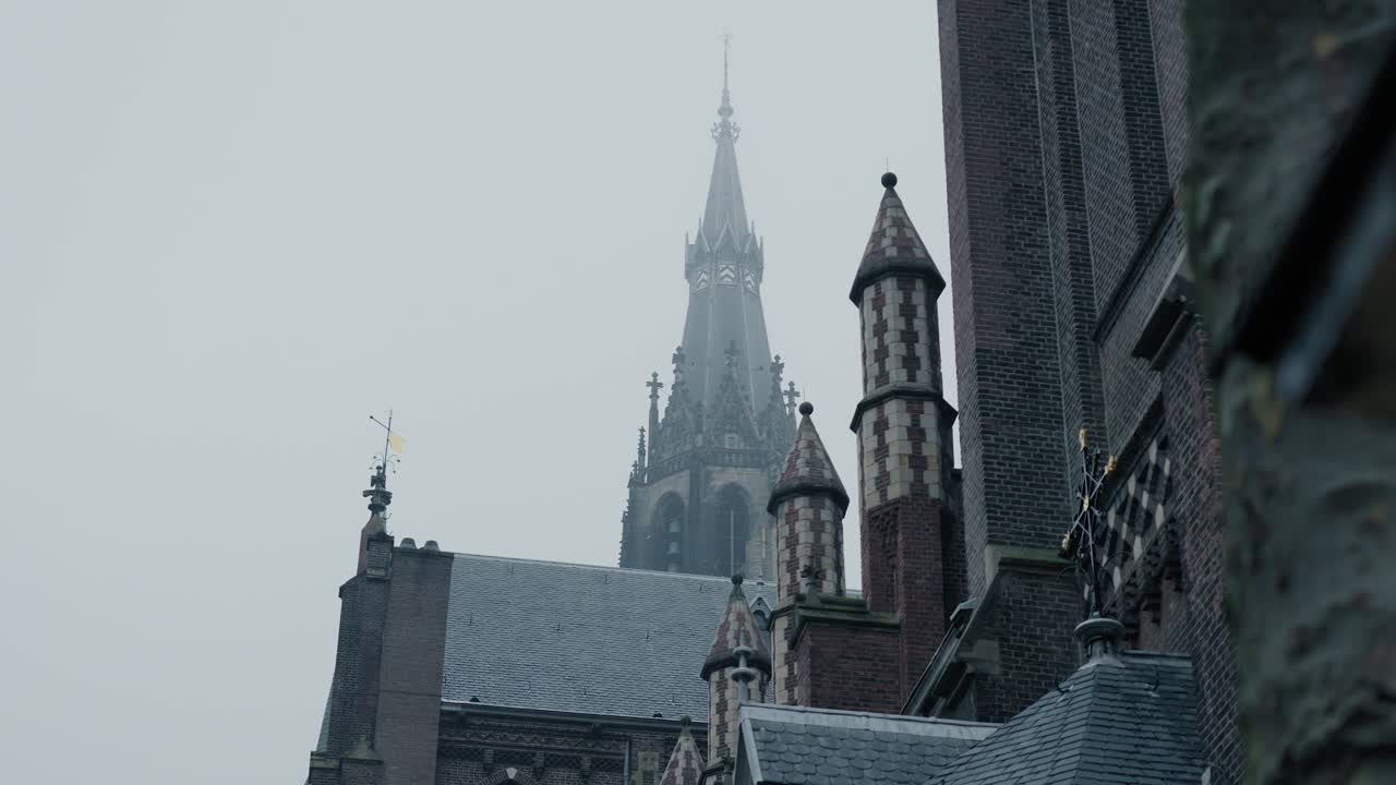 toma en cámara lenta de un campanario de iglesia cubierto por la niebla entrante en rotterdam