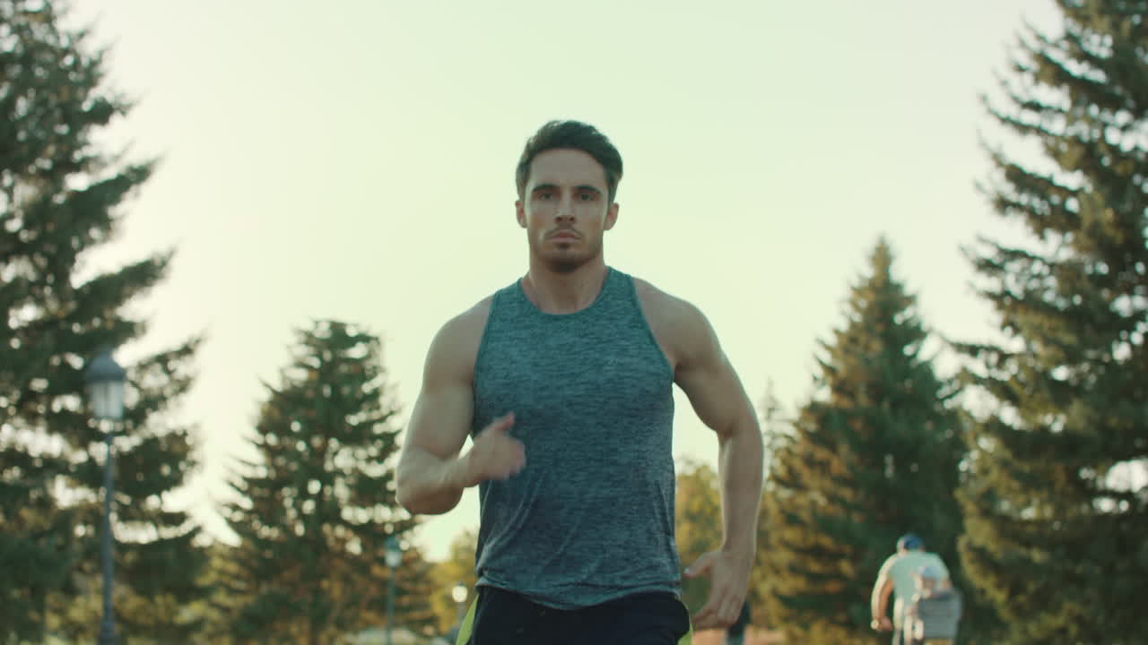 hombre joven corriendo en el parque. hombre deportivo corriendo al aire libre. corredor cansado parada