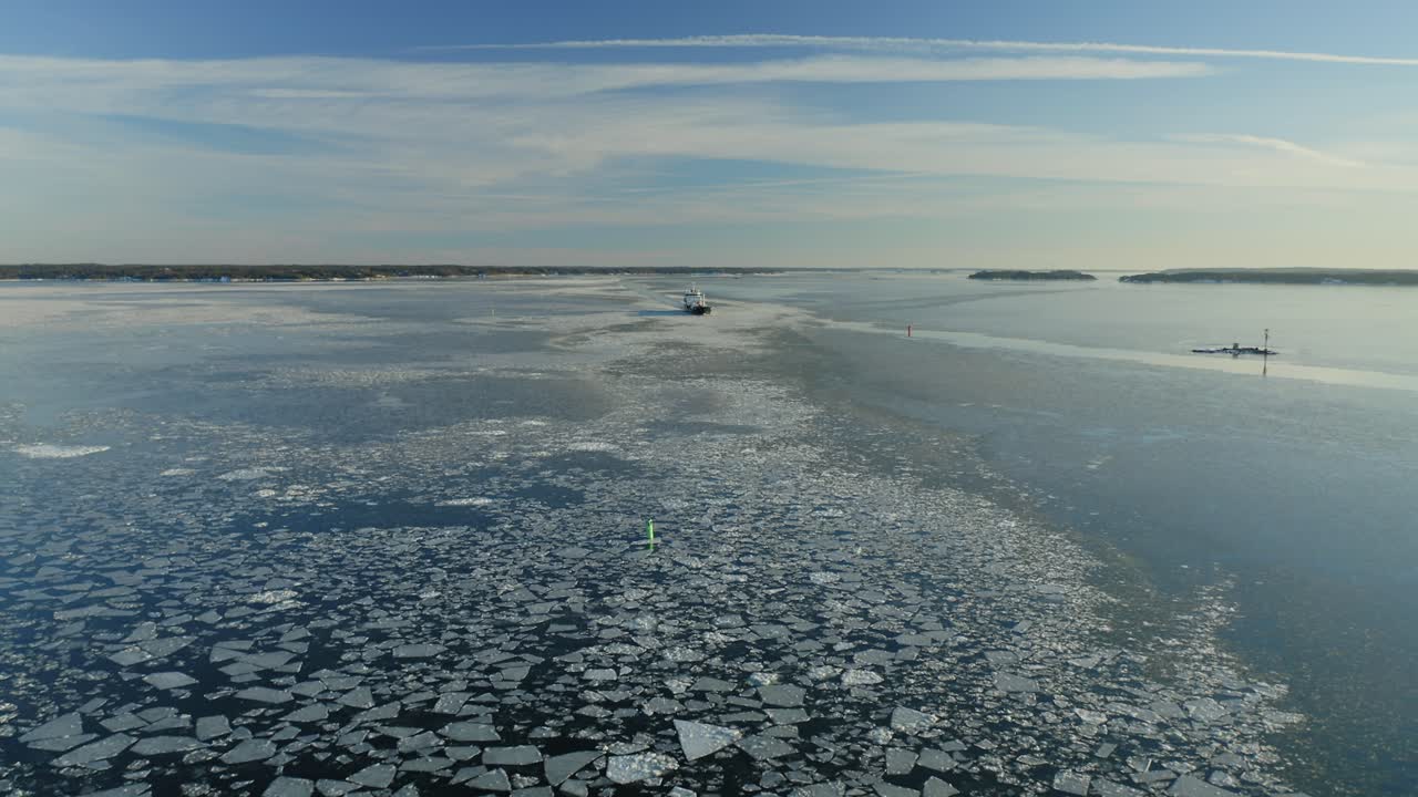 겨울 저녁 동안 아름다운 핀란드 군도의 좁은 페어웨이에서 석유 및 화학 유조선이 앞서 나가고 있습니다.