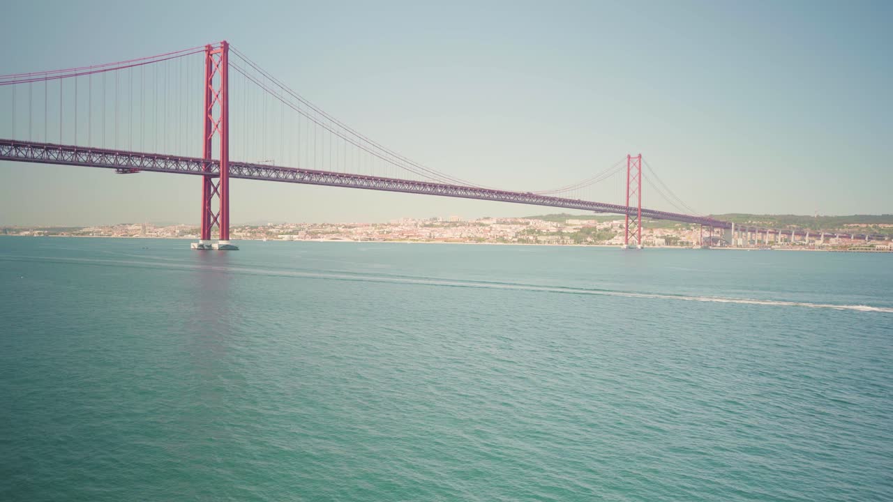 버려진 관점은 창문을 통해 보트와 큰 다리가 있는 큰 강을 보여줍니다.