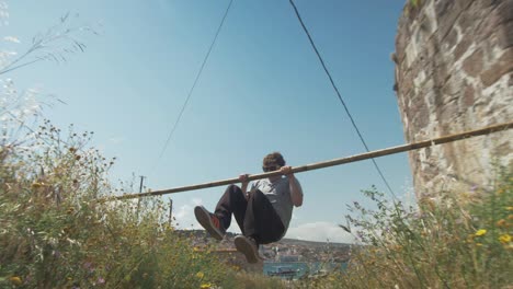 Junger,-Fitter-Mann,-Der-Muscle-Ups-Und-Dips-Street-Workout-Mit-Outdoor-Bar-Macht