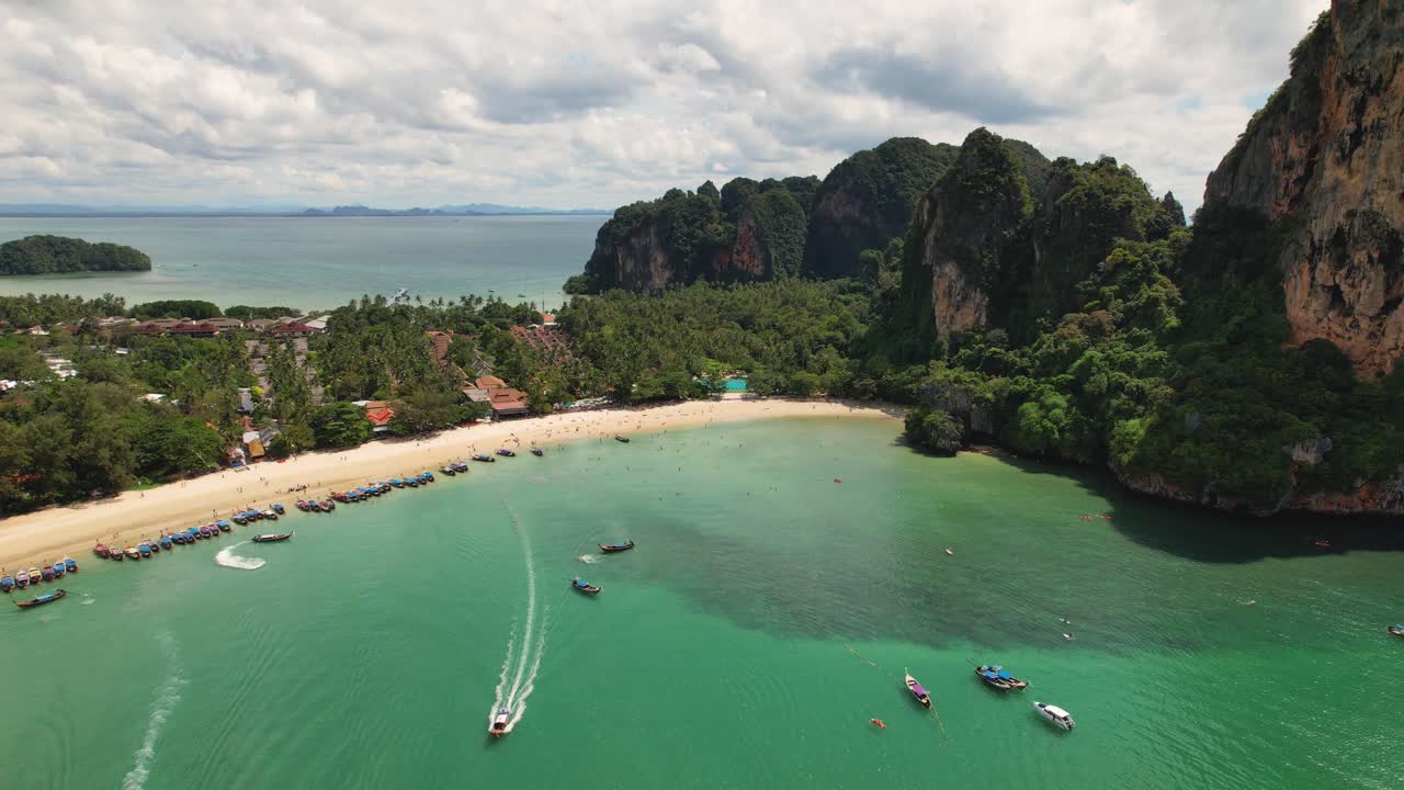 Video drone 4K che mostra le barche ormeggiate a Railay Beach vicino a Krabi in Thailandia