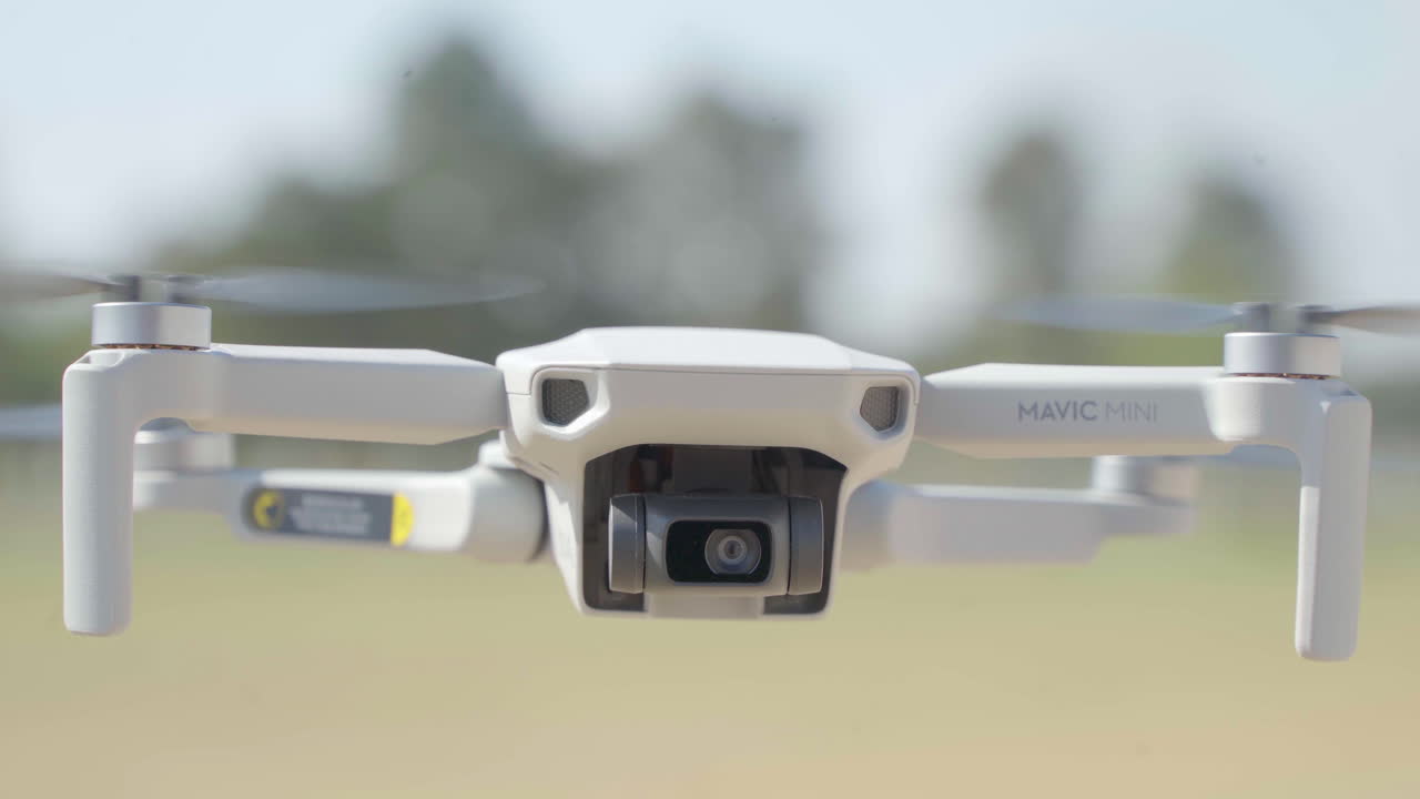 공중에서 속도를 줄이면서 빠르게 접근하는 드론