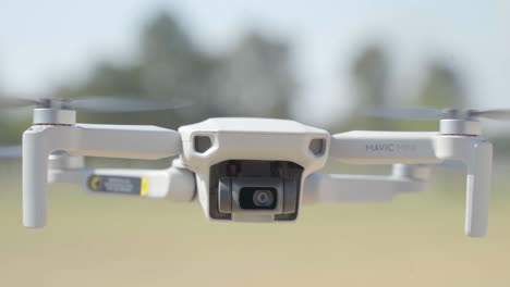 un dron acercándose rápidamente, ralentizando en el aire