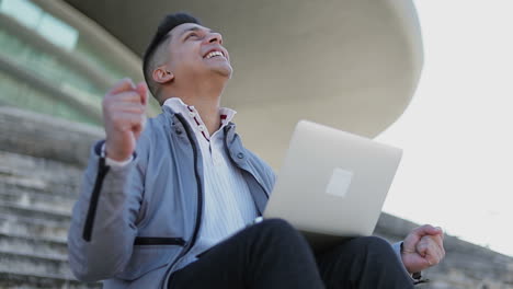 Exitoso-Hombre-De-Negocios-Del-Medio-Oriente-Con-Laptop