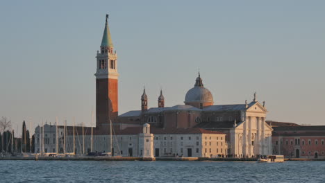 Kirche-San-Giorgio-Maggiore-In-Venedig-Beeindruckender-Blick-Auf-Die-Basilika,-Den-Kirchturm-Und-Den-Palast