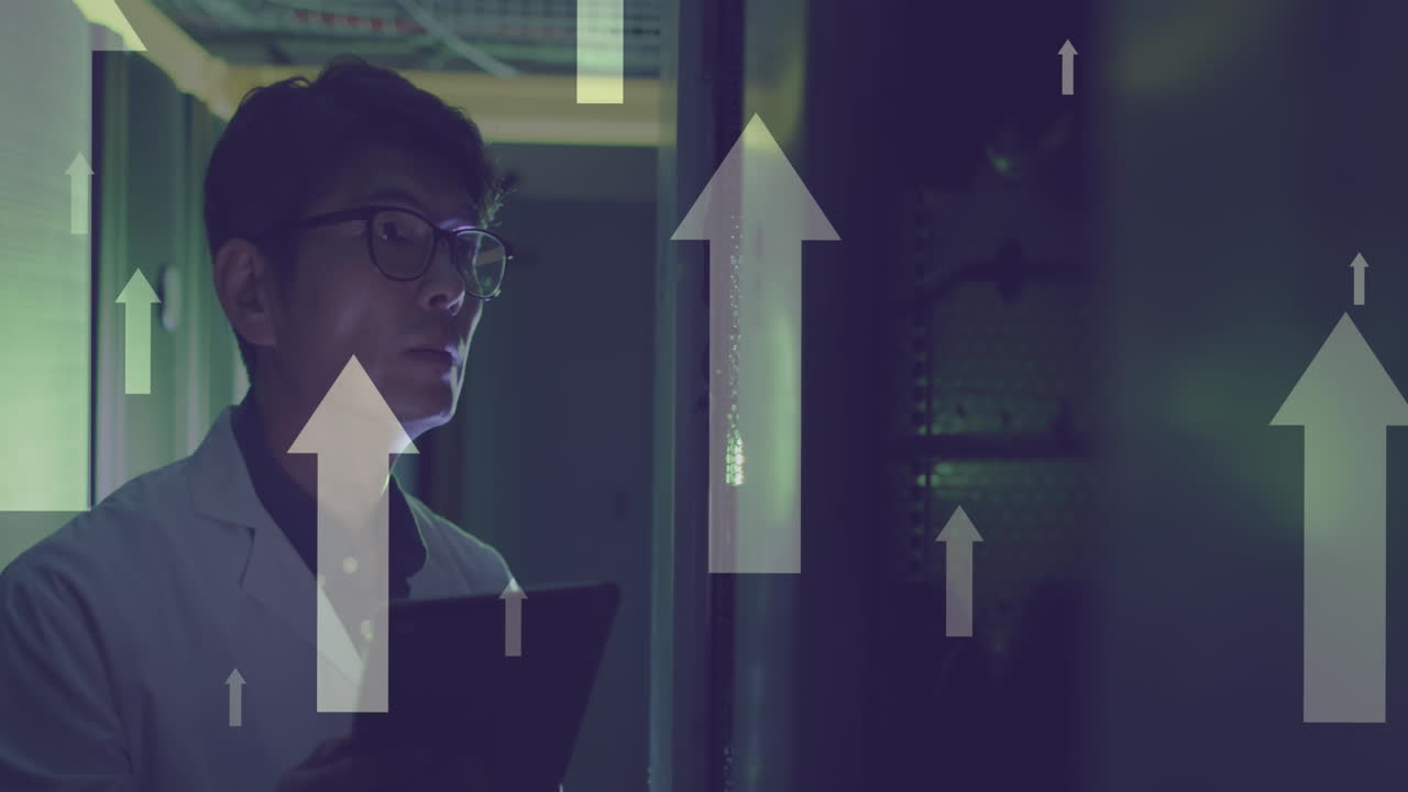 animación de flechas blancas sobre hombre asiático ingeniero de ti con tableta comprobando servidores de computadora