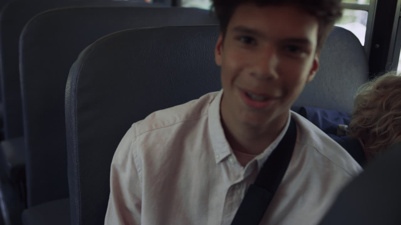 학교 버스에 앉아 있는 인도 십대 소년. 학교 친구들과 이야기하는 학교 소년.