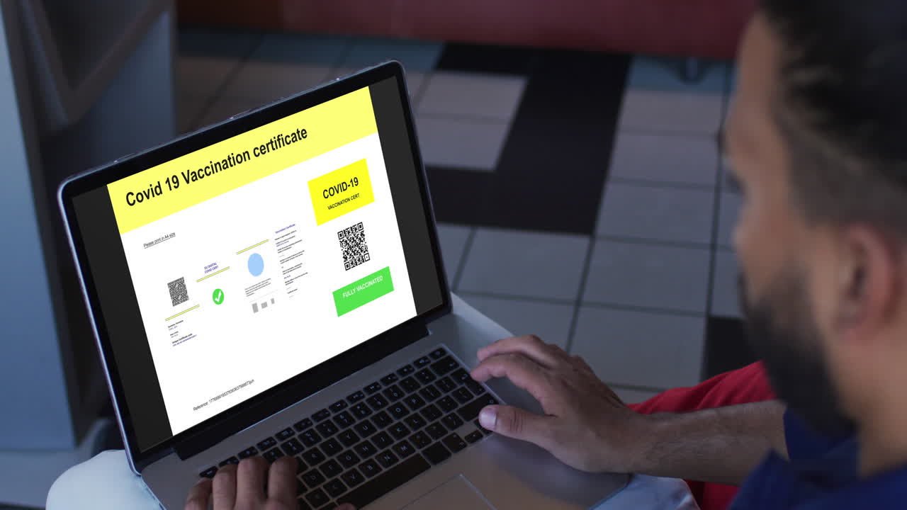 hombre trabajando en el escritorio, certificado de vacunación contra la covid con código qr en la pantalla del portátil