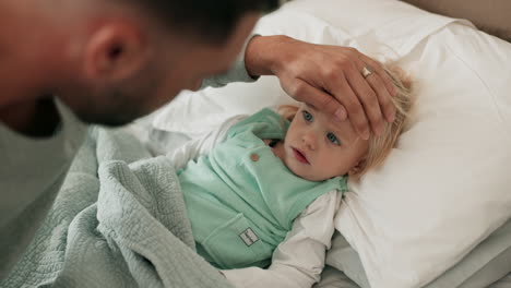 Enfermo,-Fiebre-Y-Padre-Revisando-A-Su-Hijo-En-La-Cama