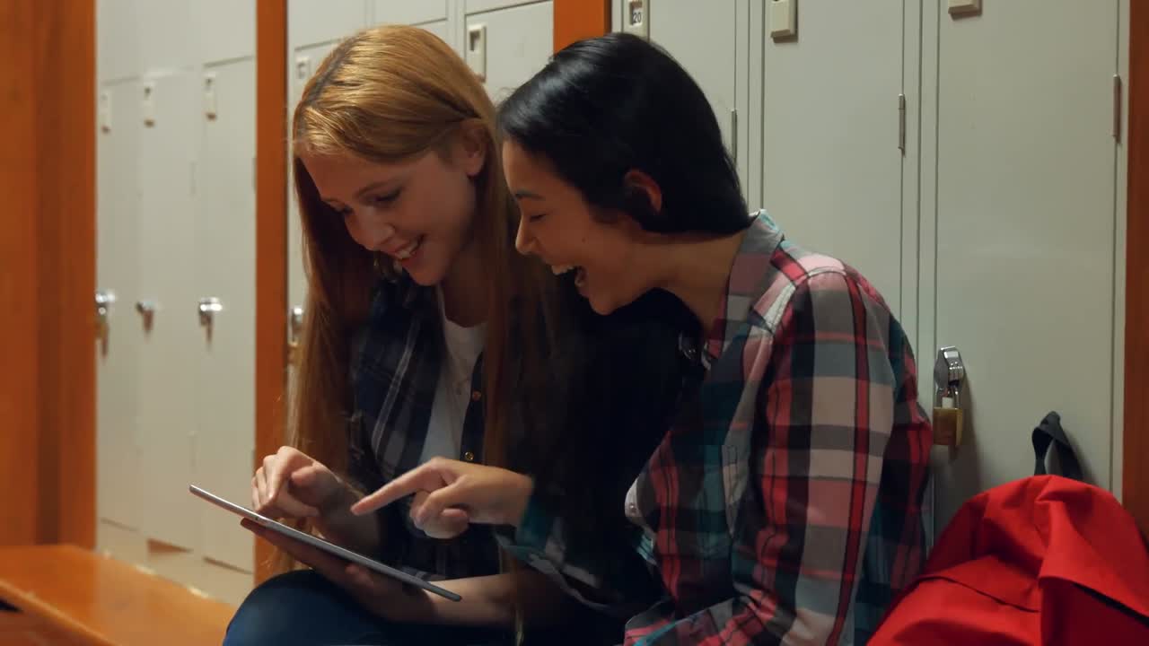 amigos mirando una tableta juntos