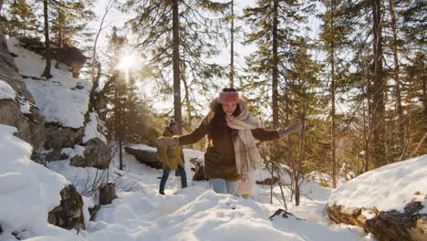 amigos haciendo senderismo en el bosque nevado.