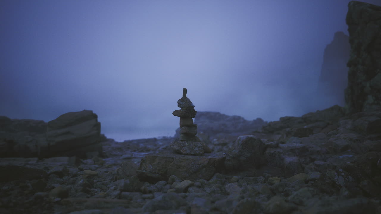 Sentinella solitaria si erge salda su una roccia isolata sul bordo della montagna.