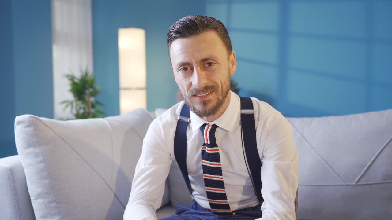 예쁜 우아한 사업가의 초상화. 집에서 세련되고 세련된 남자.