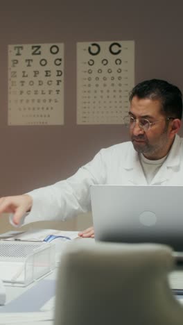 consulta con el médico y revisión de rayos x