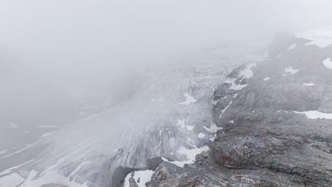 Fellaria-glacier-shrouded-in-clouds,-Valmalenco-in-Italy