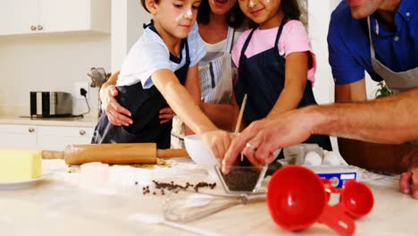 familia feliz preparando galletas en la cocina
