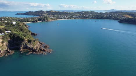 vista aérea de la playa de big oneroa, bahía de oneroa con barcos en la isla de waiheke, nueva zelanda