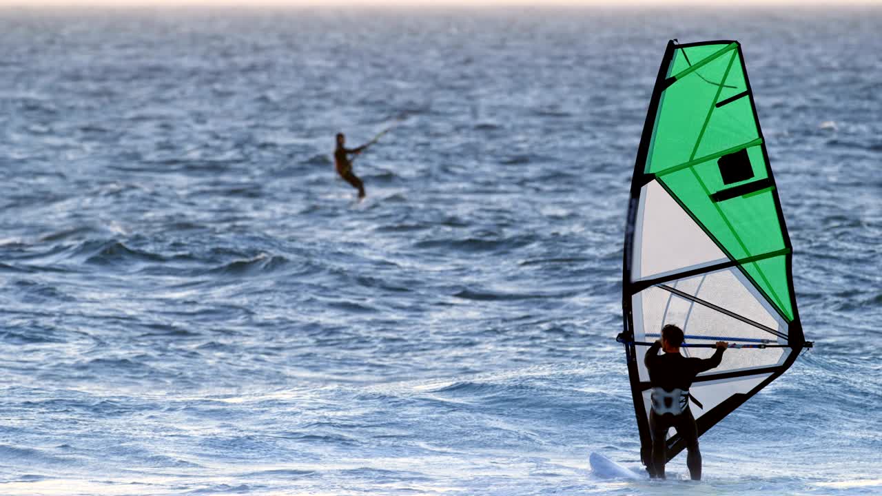 남자 서퍼 해변에서 윈드서핑 4k