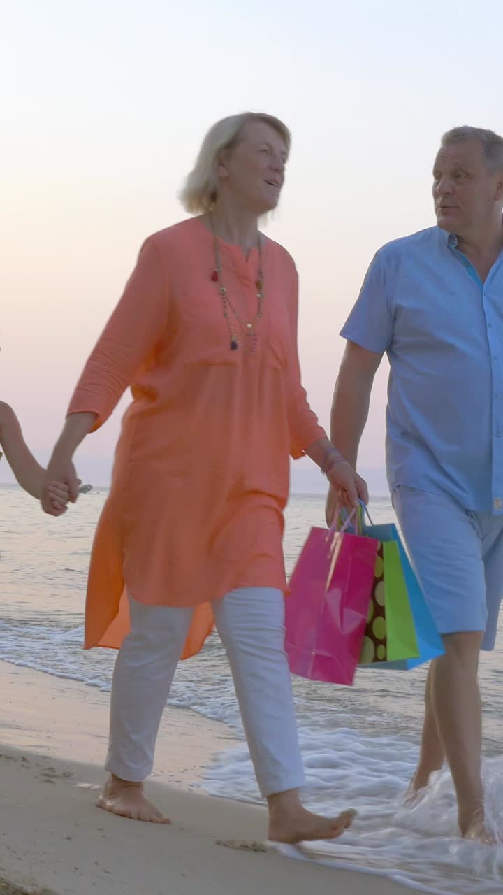 해변에서 산책하는 가족