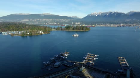 Gasolinera-En-Las-Aguas-Del-Puerto-De-Vancouver-Con-Stanley-Park-En-Segundo-Plano.