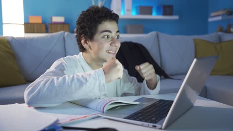 un estudiante varón que se preocupa por sus estudios y el éxito recibe buenas noticias.