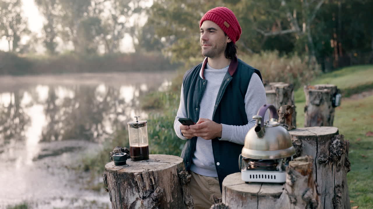 camping, naturaleza y hombre con café