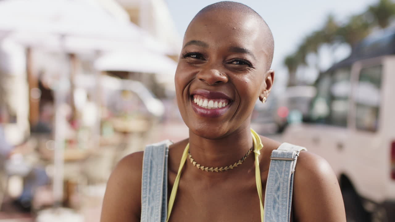Visage, sourire et femme noire joyeuse profitant