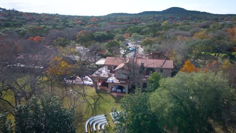 un lugar para celebrar una boda en la región montañosa de texas se encuentra en un arroyo rodeado de cipreses y cedros que cubren las cimas de las colinas