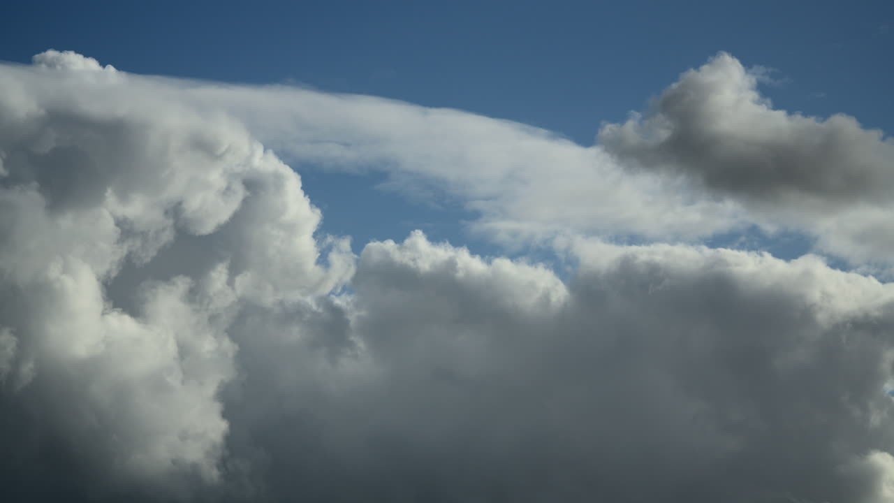 nube de tormenta cumulonimbus moviéndose de derecha a izquierda rápidamente