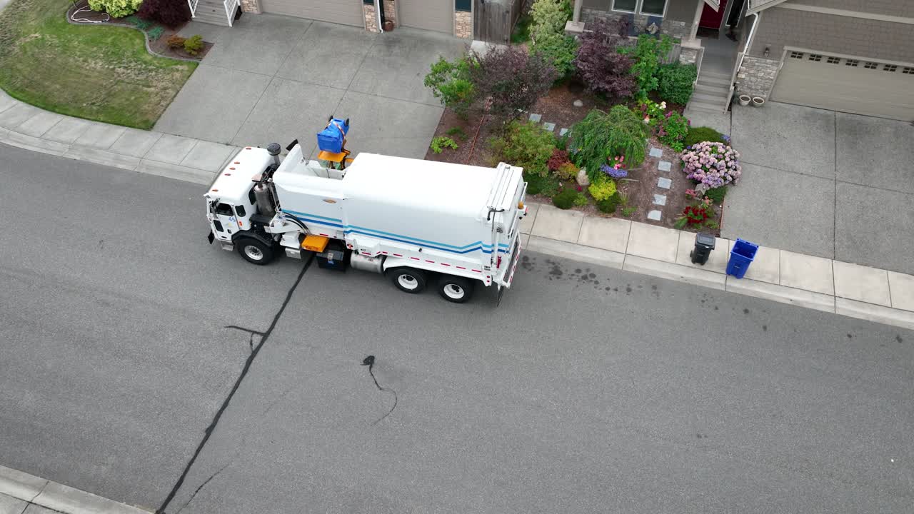 Ripresa con drone di un camion della raccolta differenziata che si avvicina
