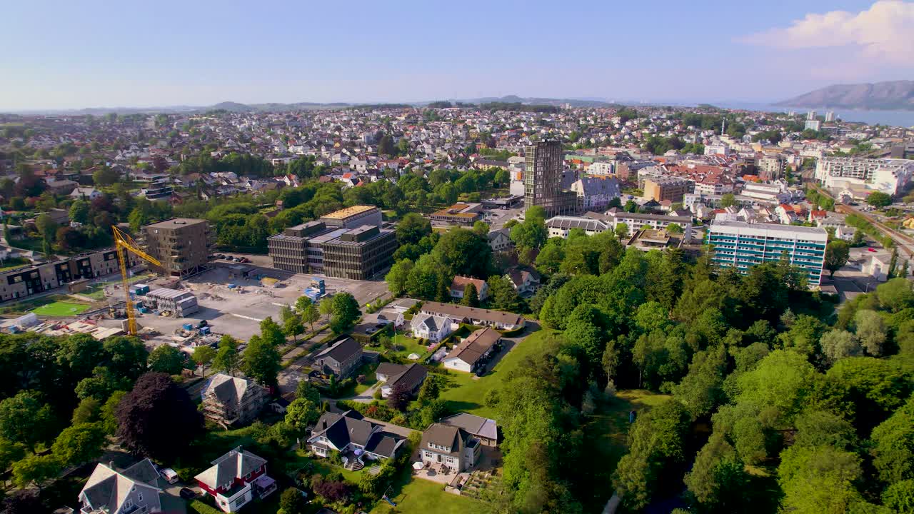 panning drone footage de un parque en la ciudad de sandnes, noruega