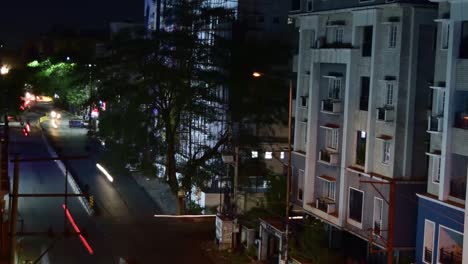 Ein-Langzeitbelichtungs-Zeitraffer-Des-Verkehrs-Von-Der-Terrasse-Eines-Gebäudes-Während-Der-Nacht-In-Hyderabad